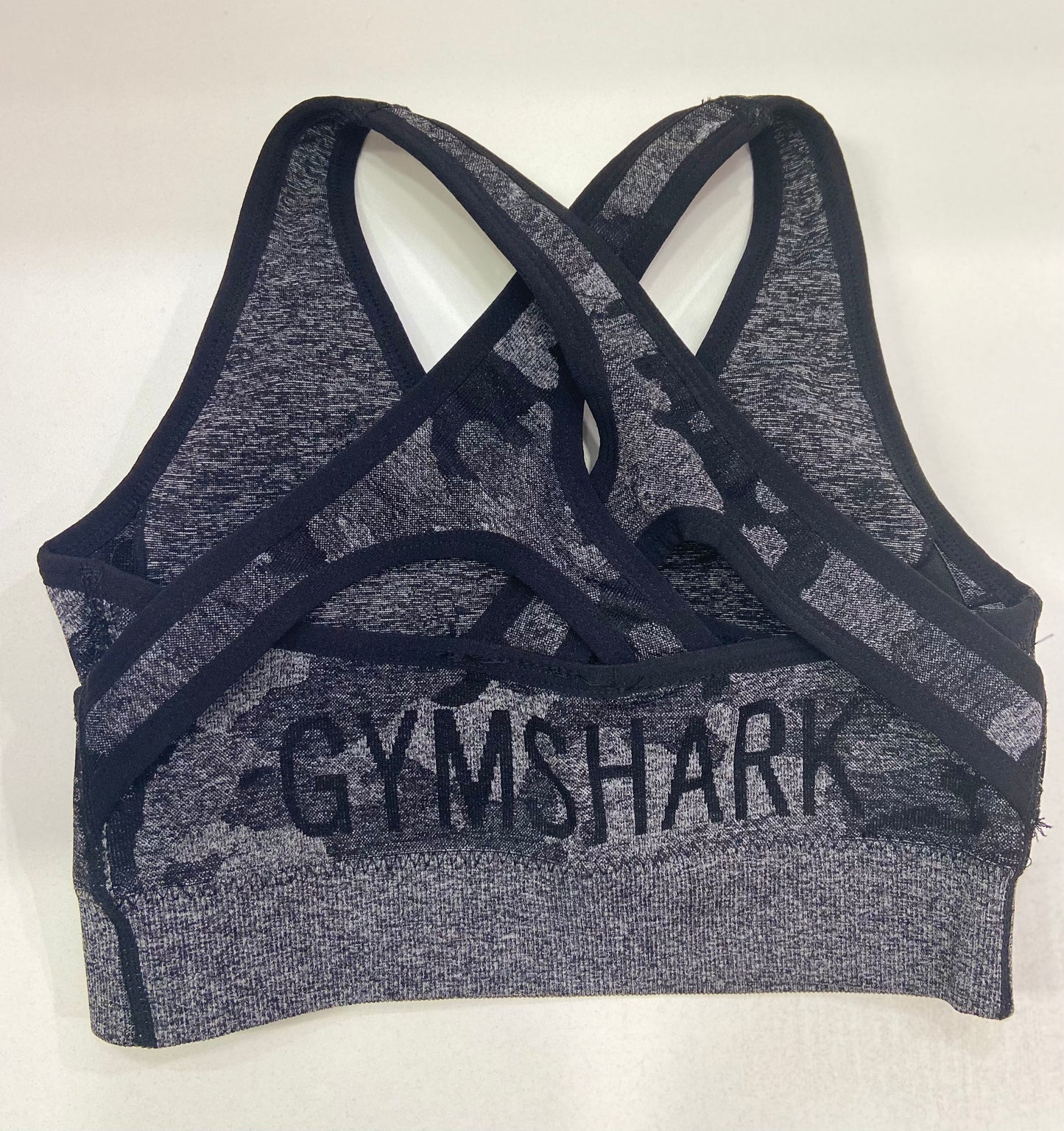 Top Deportivo de alto Impacto Camuflaje con Grabado de GYMSHARK