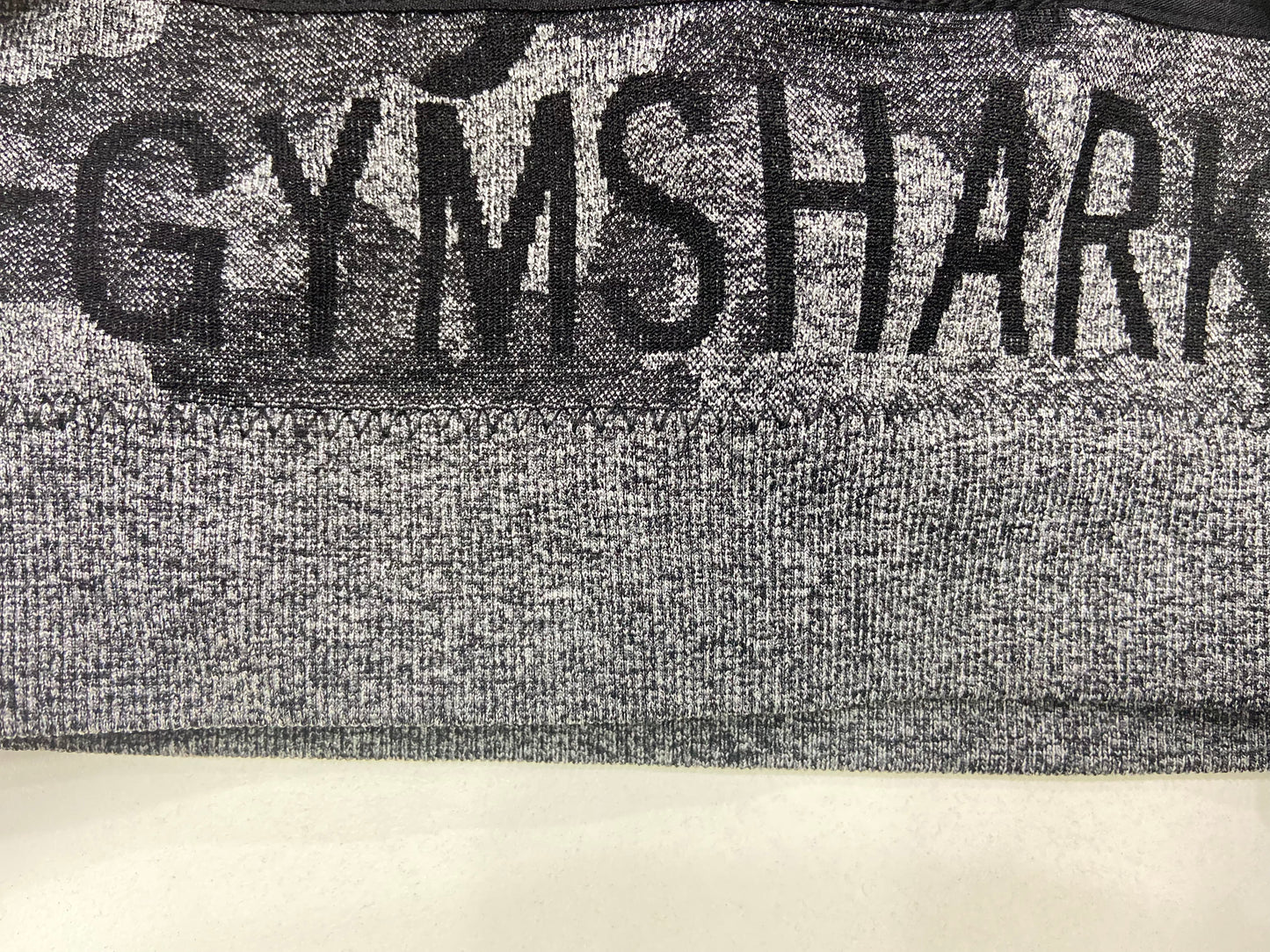 Top Deportivo de alto Impacto Camuflaje con Grabado de GYMSHARK