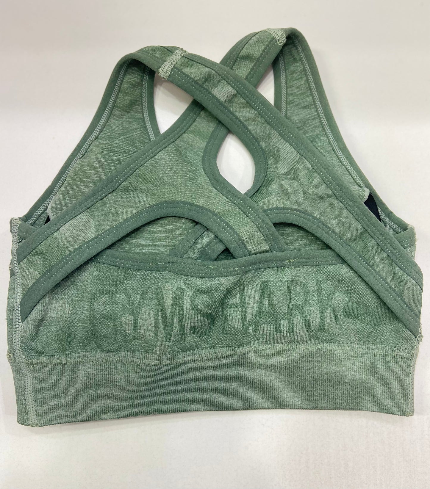 Top Deportivo de alto Impacto Camuflaje con Grabado de GYMSHARK